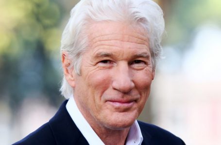 Here’ “Ancora più Affascinante del Suo Papà Star”: Il Figlio di 24 Anni di Richard Gere Ha Rubato la Scena Sul Red Carpet con il Suo Look Straordinario!