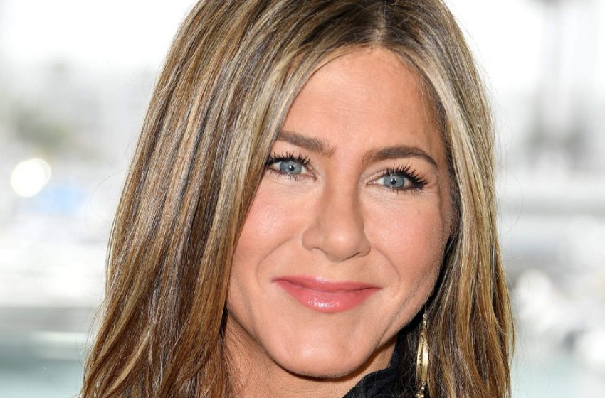  Un famoso chirurgo di Hollywood ha eseguito un intervento di chirurgia plastica sulla celebre attrice: com’è Jennifer Aniston a 55 anni, due mesi dopo l’operazione?