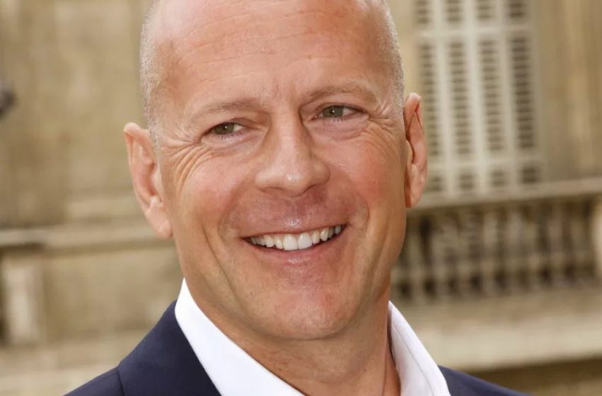  Gioca gioiosamente con le bolle di sapone: la foto del magro Bruce Willis colpisce al cuore.