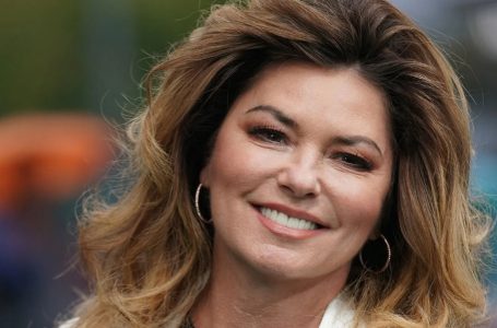 “Sembra più fresca e giovane – Forse nuova chirurgia plastica?”: Le recenti foto di Shania Twain a 58 anni sorprendono i fan!