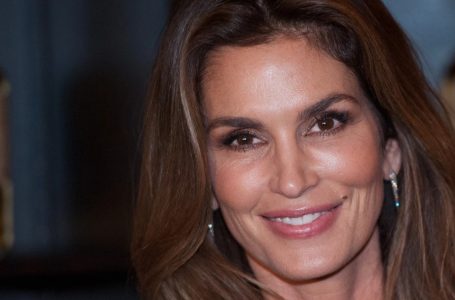 “In un costume da bagno audace e senza trucco»: Rarissime foto di Cindy Crawford, 58 anni, in bikini dalla sua recente vacanza!