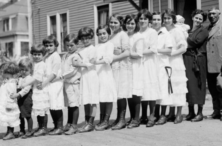  Ci sono 13 bambini in questa famiglia, tutti in fila: come fa la grande famiglia a stare in un’auto? Se hai bisogno di ulteriori traduzioni o modifiche, chiedi pure!