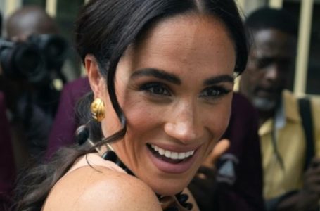 «Una reale dovrebbe conoscere il suo dress code»: i fan hanno criticato Meghan Markle per la scelta dell’outfit ‘inappropriato’!