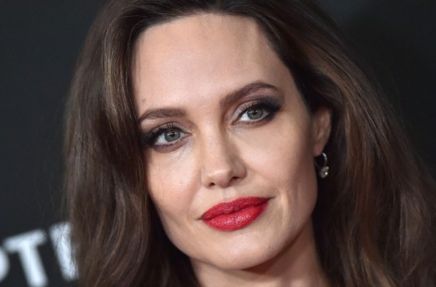  “Un Uccello Sul Suo Petto”: Angelina Jolie Ha Mostrato il Suo Nuovo Tatuaggio Durante la Cerimonia di Premiazione!