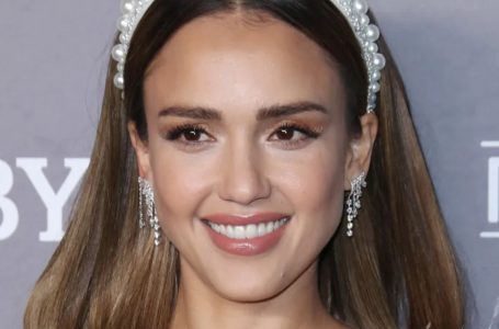 “Non riesco a trattenere le lacrime. Sei cresciuta troppo in fretta”: Jessica Alba ha mostrato sua figlia per il suo 16° compleanno!