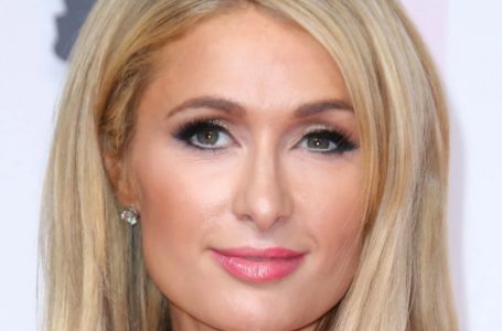 “La stella sa come attirare l’attenzione”: Paris Hilton, 43 anni, si diverte a una festa in un abito “nudo” senza biancheria intima!