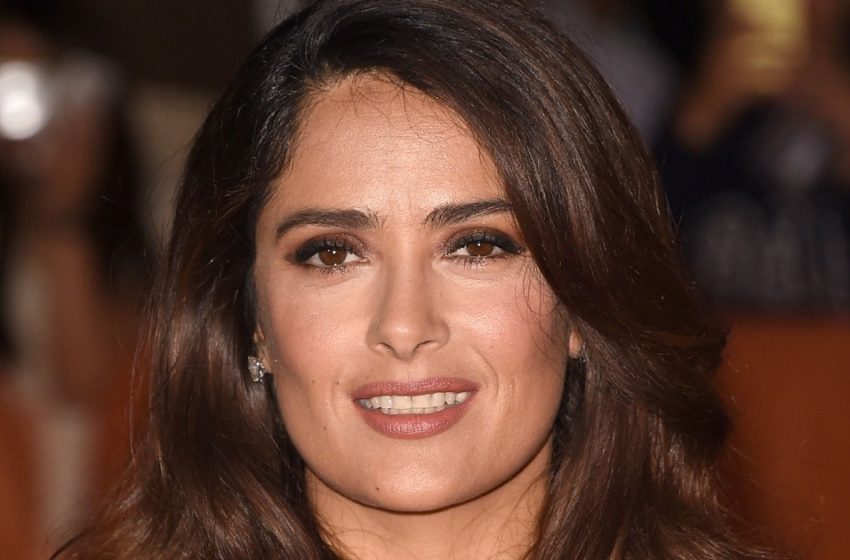  «La posa che non passerà mai di moda!»: Salma Hayek ha confrontato la sua figura in costume da bagno con quella di vent’anni fa!