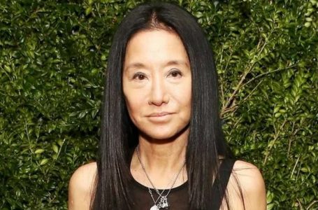 “La donna con una giovinezza e bellezza senza tempo ha già 75 anni”: Vera Wang ha stupito i fan con una nuova foto audace in un abito bianco senza schiena!