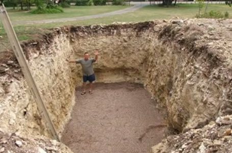 L’uomo scava una buca nel suo giardino: presto diventa l’argomento di cui tutti parlano nel quartiere!