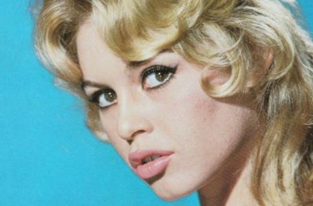 La donna più bella del XX secolo piange Alain Delon: rare foto dell’89enne Brigitte Bardot – una signora magra e anziana!