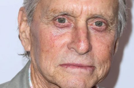 Michael Douglas, 80 anni, condivide una rara foto con la sua splendida figlia ormai adulta: «Che bellezza che è!»