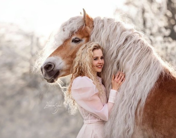  «Servizio Fotografico Magico»: Donna e Cavallo Sembrano Gemelle da Fiaba!