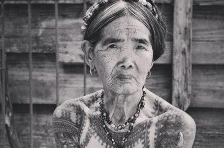 «Più affascinante di qualsiasi modella»: una tatuatrice di 106 anni conquista il mondo della moda!