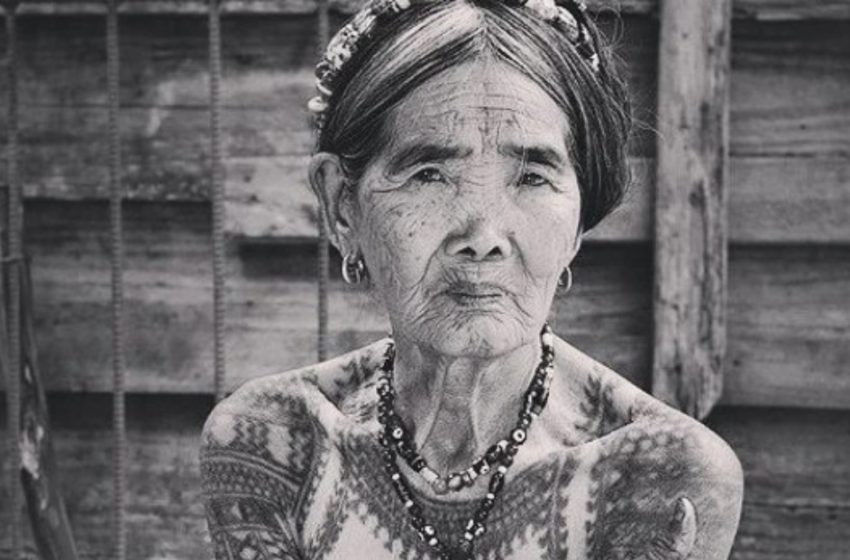  «Più affascinante di qualsiasi modella»: una tatuatrice di 106 anni conquista il mondo della moda!