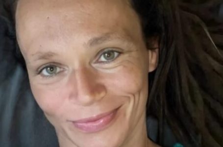 Mamma di 27 Anni Partorisce il Suo Quarto Figlio nell’Oceano: Le Foto del Parto Sono Ipnotizzanti!