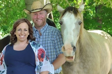 La coppia ha deciso di scattare una foto e il cavallo ha reso tutto ancora più divertente: lo scatto che ti farà sorridere per tutta la giornata!