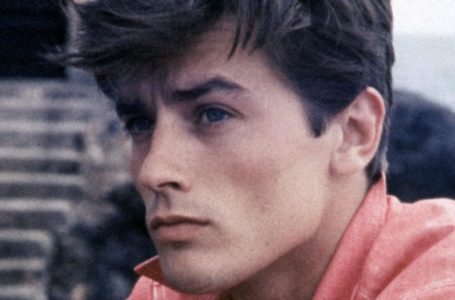 La nipote di Alain Delon è la sua copia perfetta: rare foto della bellissima ragazza dagli occhi azzurri!