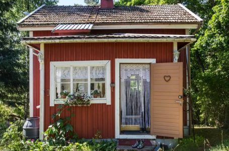 Una Donna Ha Trasformato un Dacha di 215 piedi quadrati in un’incredibile Casa Estiva: Scopri Cosa C’è Dentro!