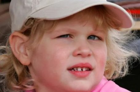 La nipote della Regina Elisabetta compie 21 anni: come appare dopo la trasformazione dovuta all’intervento chirurgico agli occhi?