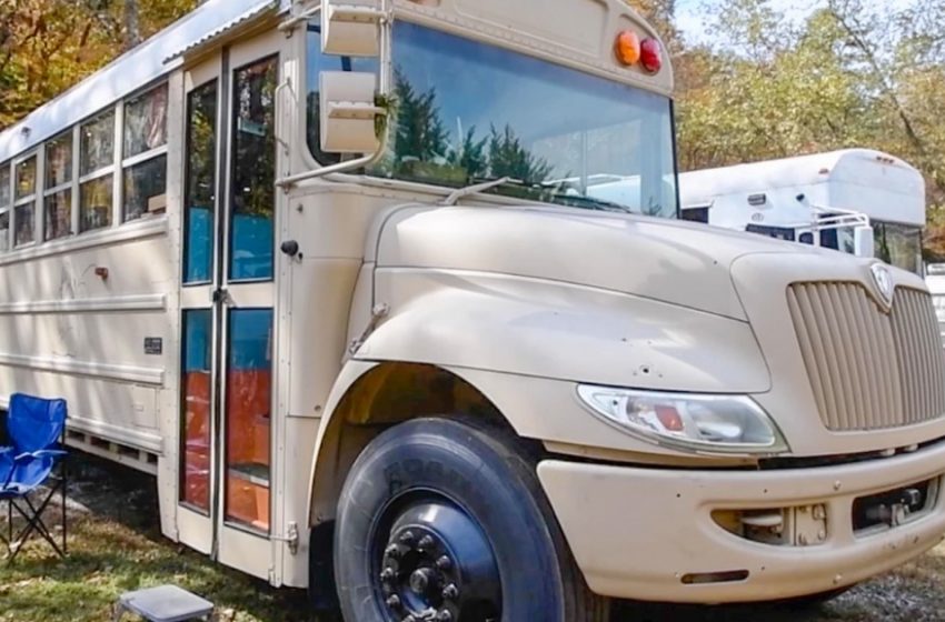  «È costato un sacco di soldi, ma il risultato ne è valsa la pena»: la coppia ha trasformato un vecchio autobus scolastico in una casa accogliente su ruote!