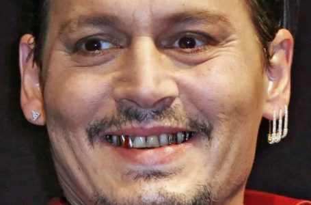 «Stupisce i fan con i suoi nuovi denti»: Johnny Depp, influenzato dalla sua giovane amante, visita il dentista per la prima volta dopo 30 anni.