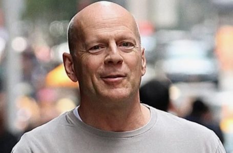 I paparazzi immortalano un Bruce Willis visibilmente provato in auto con le guardie del corpo: “Come appare oggi?”