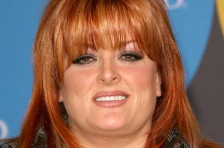 ,,Sembra Così Snella a 60 Anni»: Wynonna Judd Sorprende Tutti con una Perdita di Peso Straordinaria e il Suo Look in Nero!