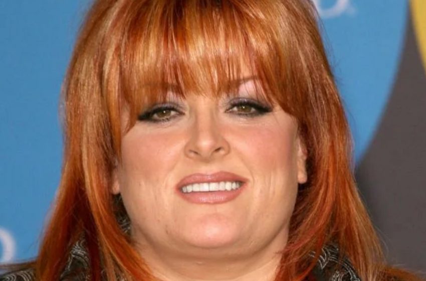  ,,Sembra Così Snella a 60 Anni»: Wynonna Judd Sorprende Tutti con una Perdita di Peso Straordinaria e il Suo Look in Nero!