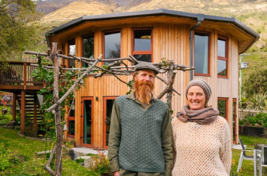  “Un’incredibile fusione di design!”: Straordinaria casa rotonda costruita da una coppia, con un giardino-foresta alimentare su un quarto di acro – Com’è l’interno?