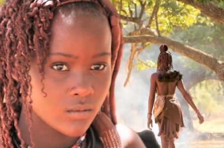 La tribù Himba: Le donne della tribù non si lavano mai, ma trascorrono diverse ore al giorno a curarsi e sono considerate le più belle dell’Africa!