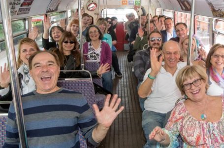 Un uomo di colore cede il suo posto a una donna incinta, ma una signora anziana lo prende al suo posto: la sua risposta fa ridere tutto l’autobus!