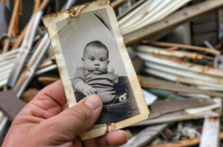 Milionario Demolisce la Casa di un Anziano e Tra le Macerie Trova una Foto della Sua Infanzia: ‘La Scoperta Lo Sconvolge!’