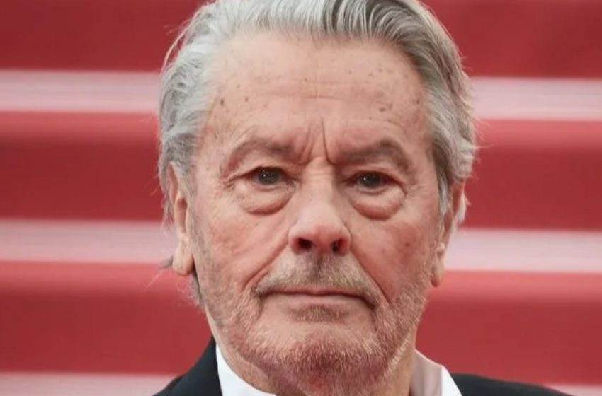  La figlia di Alain Delon ha condiviso rare foto di suo padre un mese dopo la sua morte! «Un tributo così commovente sui social media!»