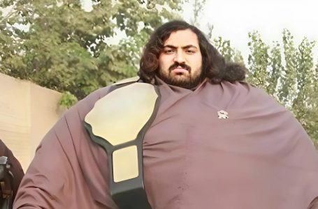 “Il Grande Gigante Gentile”: Uomo di 32 Anni che Pesa Oltre 400 kg Ha Richieste Sorprendenti per una Moglie!