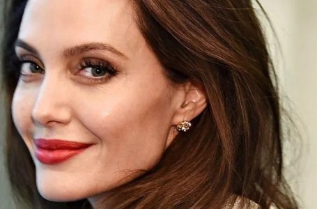 Angelina Jolie, 49 anni, debutta con i capelli biondi ricci: come appare?