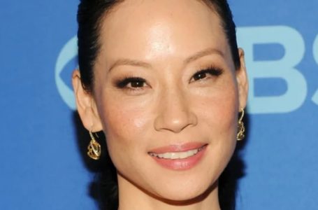 «Sembra Davvero Averne la Metà»: Lucy Liu, 55 Anni, Incanta Tutti con il Suo Look Radioso in un Elegante Abito Senza Spalline!