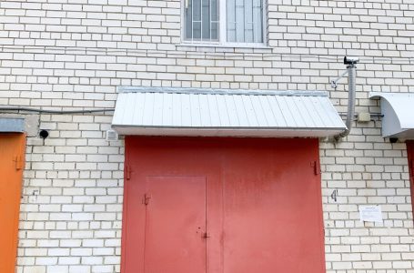 Un uomo ha costruito il garage dei suoi sogni: «Qui puoi parcheggiare un’auto, o addirittura viverci!»