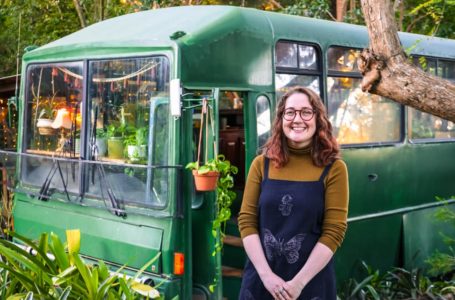 «Da Vecchio Autobus a Magica Tiny Home»: La Straordinaria Trasformazione di una Giovane Artista!