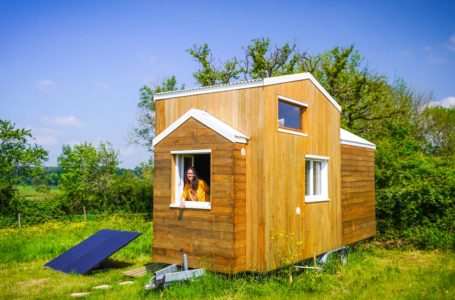 ‘I Sogni Diventano Realtà!’: Scopri Questa Straordinaria Mini Casa Autocostruita Nella Campagna Francese!