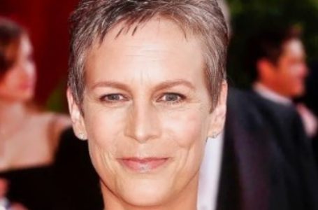 Jamie Lee Curtis incanta con un abito nero piumato: i fan la paragonano a un corvo!