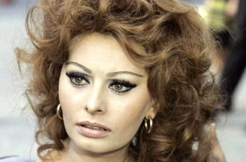  A 90 anni, Sophia Loren dimostra ancora di essere una vera donna: suo figlio svela come si prende cura dei suoi capelli a casa!