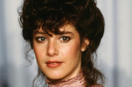 «Ha Vissuto un Incidente Terribile – Emorragia Cerebrale e Paralisi su un Lato»: Debra Winger Ha Sorpriso i Fan con la Sua Trasformazione Irriconoscibile!