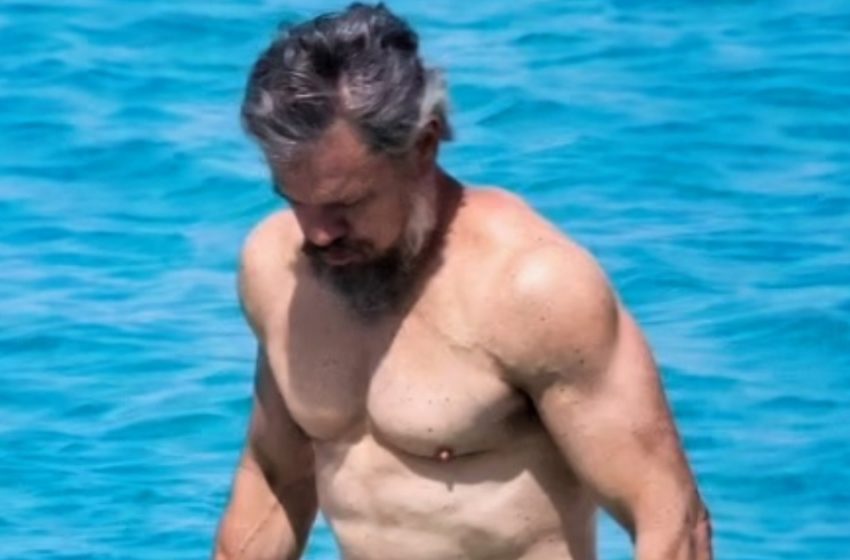 La leggenda di Hollywood lascia i fan a bocca aperta con una trasformazione fisica mozzafiato e un tuffo spettacolare dallo yacht!