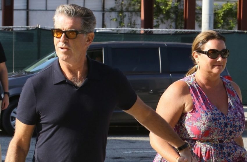 La moglie di Pierce Brosnan, 61 anni, incanta dopo la perdita di peso: ma cosa c’è dietro il suo “strano” modo di camminare?