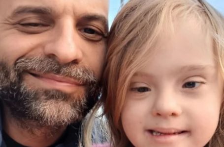 Venti famiglie hanno detto no a una bimba con la Sindrome di Down: come è cambiata la sua vita dopo essere stata adottata da un uomo single?