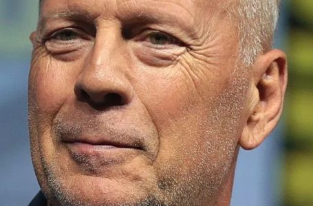 Bruce Willis Sorridente Fotografato dai Paparazzi in Auto: Com’è Oggi l’Icona di Hollywood?