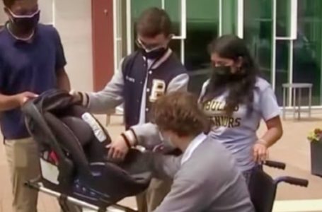Gli studenti progettano uno speciale passeggino per sedia a rotelle affinché un papà disabile possa condividere le passeggiate con suo figlio: momenti toccanti!