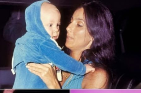 Cher mandò via suo figlio quando era ancora un bambino: com’è oggi il figlio della star, raramente visto in pubblico?