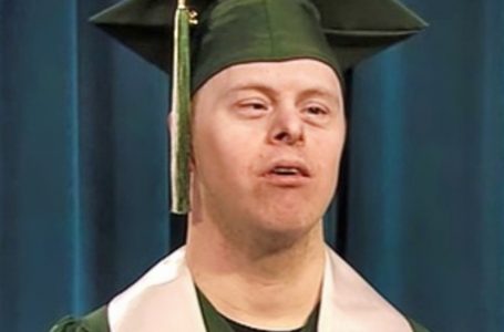 Uomo con Sindrome di Down fa la Storia come Primo Laureato del Suo College: Un Momento Ispiratore!