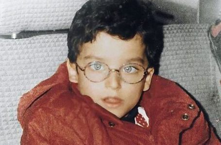 “La storia del brutto anatroccolo”: da bambino strabico e mingherlino… a uomo più bello del mondo!